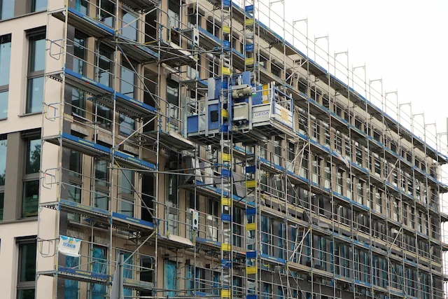 Fresno Scaffolding Rental commercial scaffolding surrounding a multi-story building project.