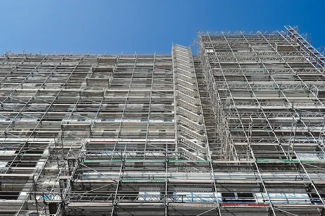Large commercial scaffolding installation by Fresno Scaffolding Rental for a multi-story construction project.