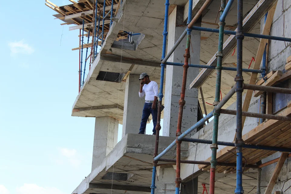 Multi-level scaffold installed by Fresno Scaffolding Rental on concrete building